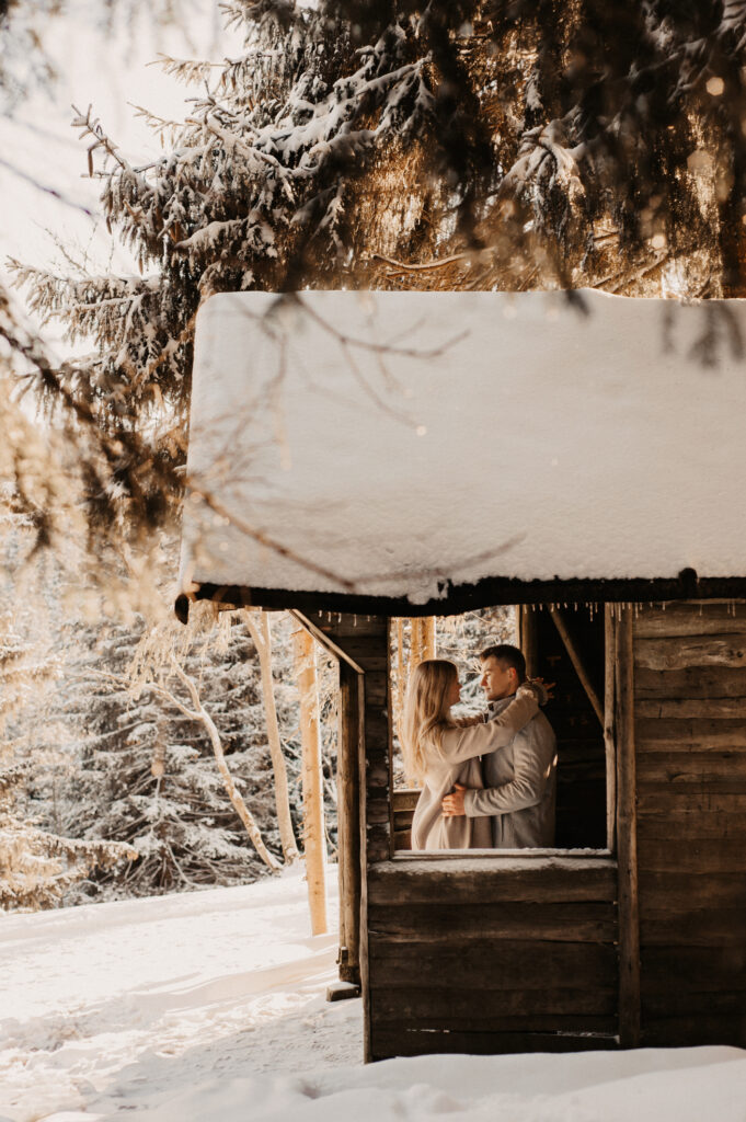 Paarfotoshooting im Winter im Erzgebirge in märchenhafter Kulisse in der Umgebung von Oberwiesenthal / Bozi Dar im Erzgebirge - fotografiert von Simone Hertel Fotografie