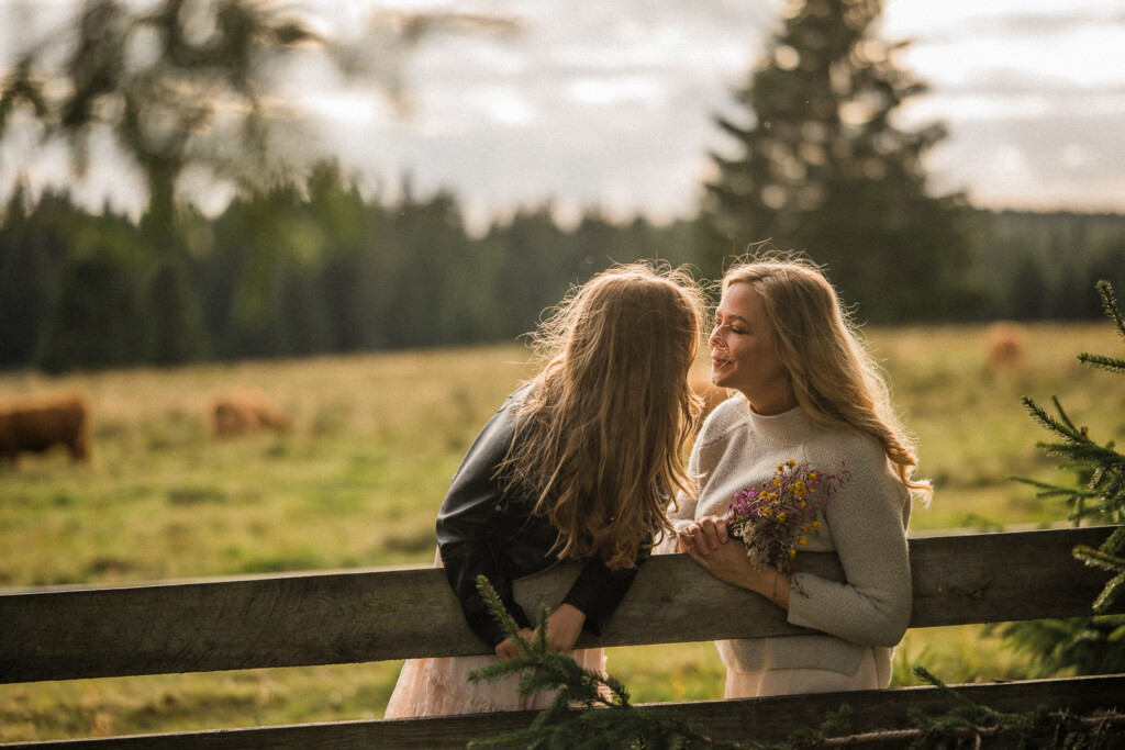 romantisches Mutter-Tochter-Fotoshooting in Bozi Dar im böhmischen Erzgebirge