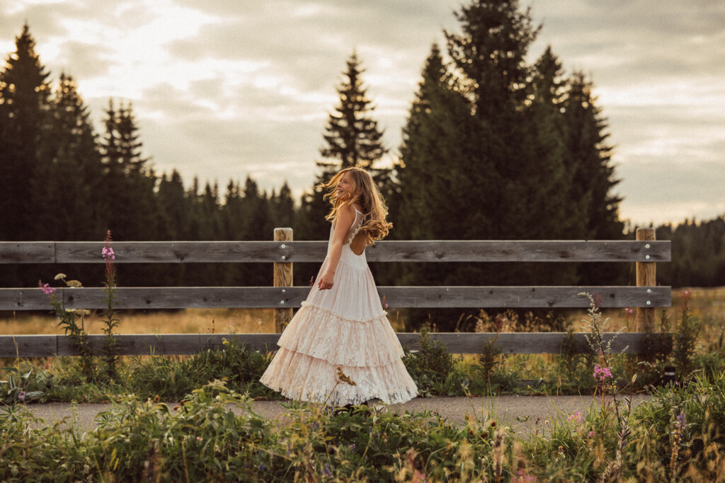 Kindershooting - Mädchen tanzt in romantischem Kleid beim märchenhaften Fotoshooting im Erzgebirge in wunderschöner Kulisse