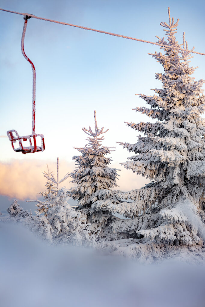 hoch hängender vereister nostalgischer Sessellift am kleinen Fichtelberg im Erzgebirge