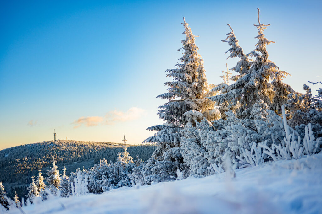 Winterstimmung auf dem kleinen Fichtelberg mit Blick auf Keilberg auf dem verschneiten Fichtelberg