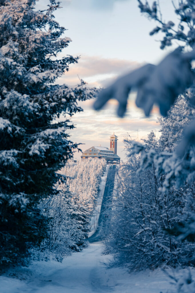 Blick zum verschneiten Fichtelberg im Erzgebirge