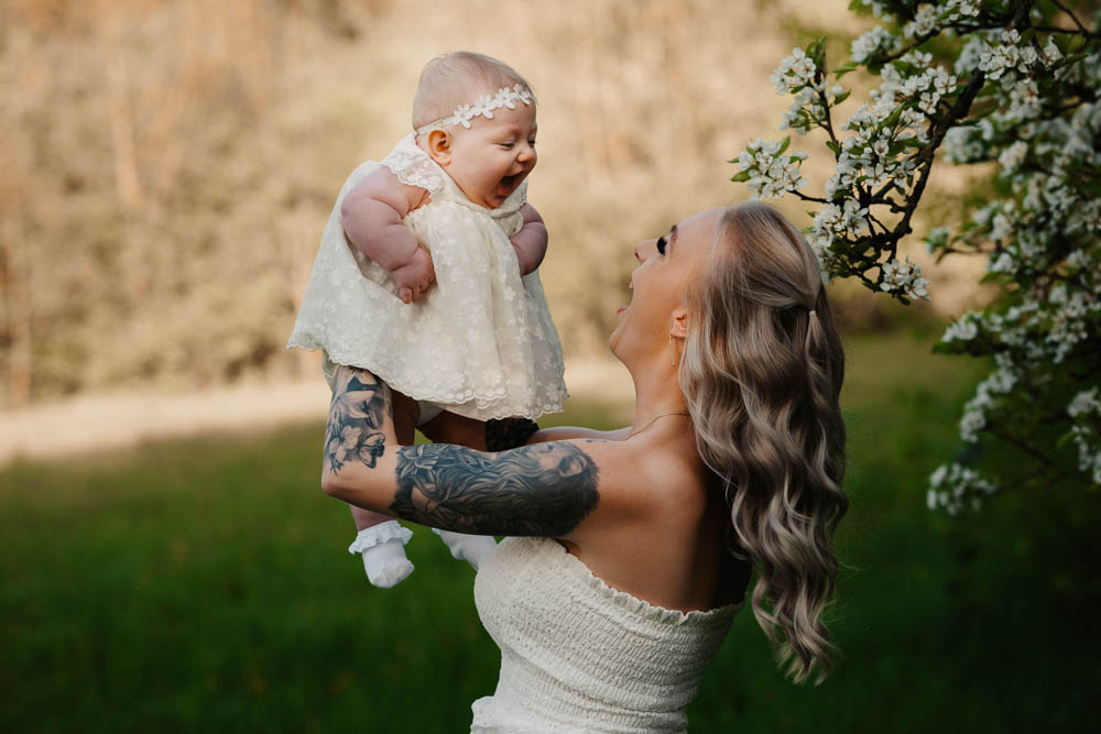 Mommy-and-Me-Fotoshooting im Frühling im Erzgebirge – Simone Hertel Fotografie