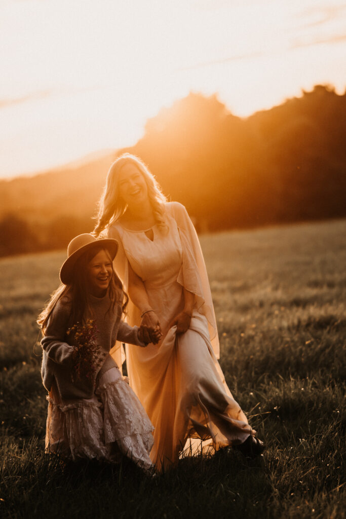 Mommy-and-Me-Fotoshooting im böhmischen Erzgebirge bei Sonnenuntergang – Simone Hertel Fotografie