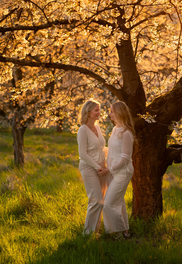 Mutter-Tochter-Fotoshooting im Erzgebirge für Nikon DACH bei Golden Hour – Simone Hertel Fotografie