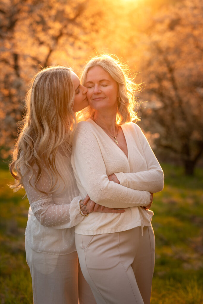 Muttertagsgeschenk: ein Mutter-Tochter-Fotoshooting im April bei Abendsonne für Nikon DACH – Simone Hertel Fotografie