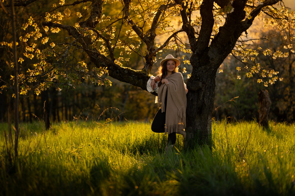 Frauenportrait im Frühling bei Sonnenuntergang im Erzgebirge – Simone Hertel Fotografie