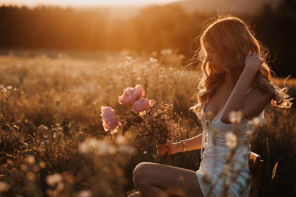 Frauenshooting im Sommer im Erzgebirge inmitten wilder Blumenwiese mit natürlicher Kulisse – Simone Hertel Fotografie