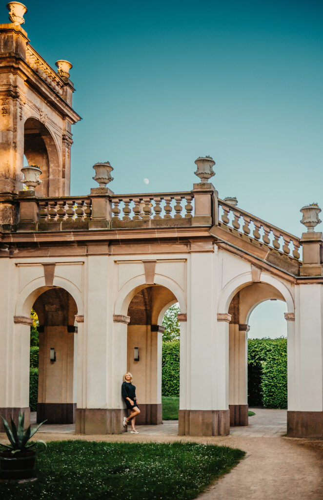 Frauenportraitshooting im Schlosspark Lichtenwalde – Simone Hertel Fotografie