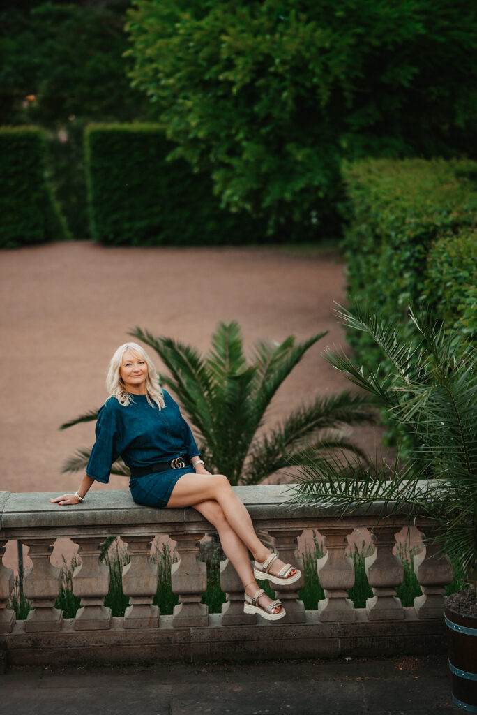 Elegantes Frauenportrait im Schlosspark Lichtenwalde – Simone Hertel Fotografie
