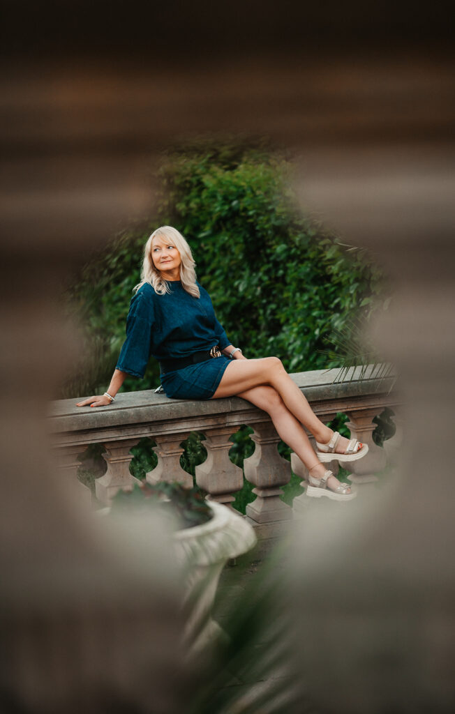 modernes Frauenportrait im Schlosspark Lichtenwalde – Simone Hertel Fotografie