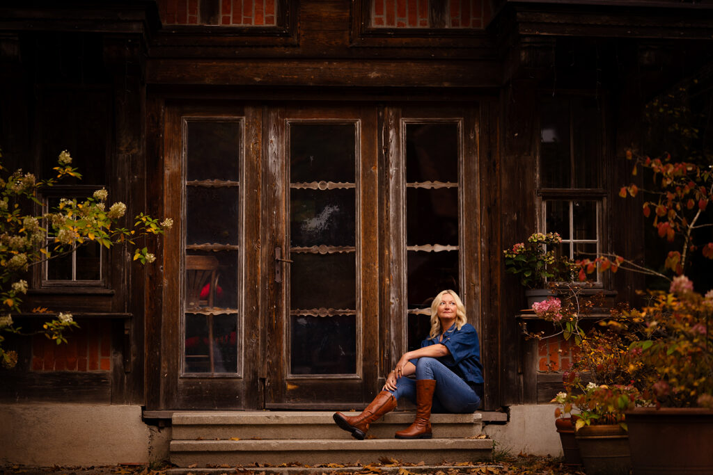 Natürliches Frauenportrait im goldenen Herbst in Chemnitz im Zeißigwald – Simone Hertel Fotografie