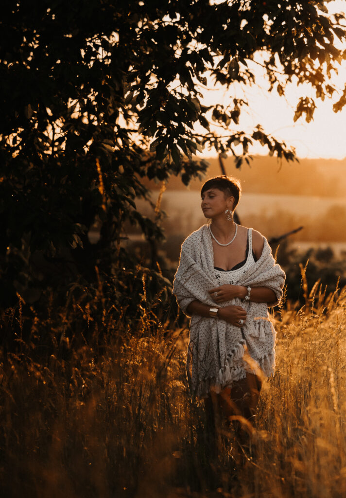 Frauenportrait im mediterranen Stil outdoor im Erzgebirge – Simone Hertel Fotografie