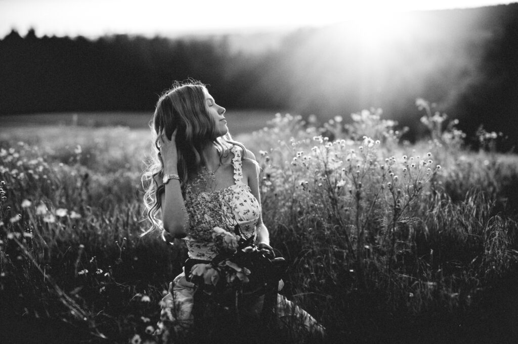 Natürliches Frauenportrait s/w auf wilder Blumenwiese im Sommer im Erzgebirge – Simone Hertel Fotografie
