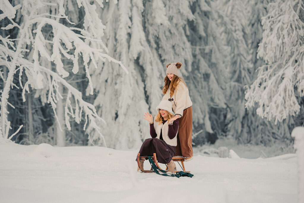 Winterliches Familienfotoshooting im Schnee im Erzgebirge in Oberwiesenthal – natürliche Familienmomente mit Kindern fotografiert von Simone Hertel Fotografie