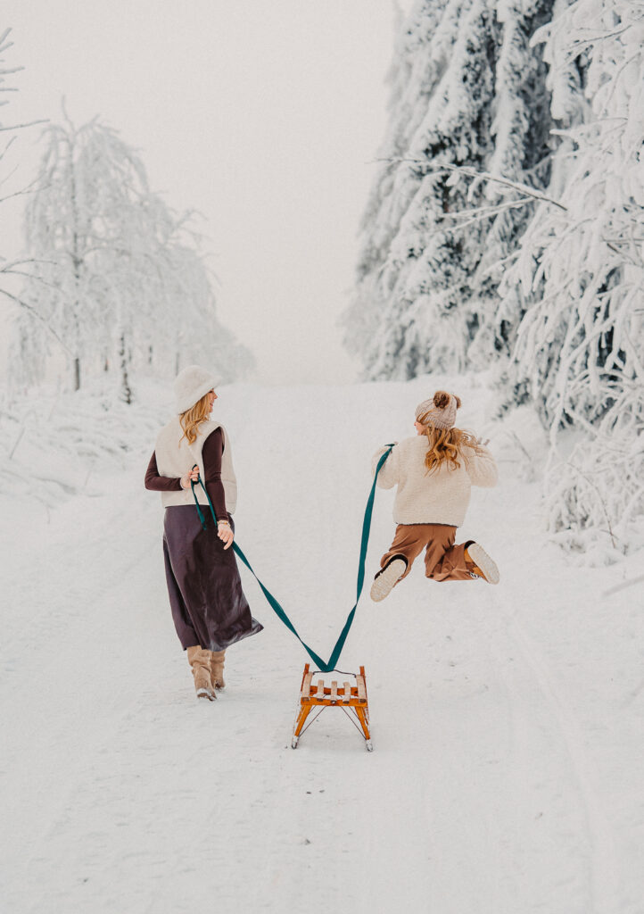Winterliches Mutter-Tochter-Shooting im Schnee im Erzgebirge in Oberwiesenthal – natürliche Familienmomente mit Kindern fotografiert von Simone Hertel Fotografie