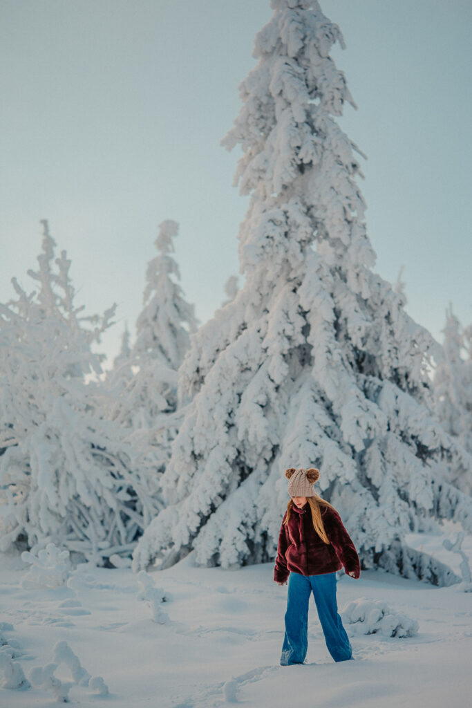 Wiwnterfamilienfotos im Schnee im Erzgebirge in Oberwiesenthal – natürliche Familienmomente mit Kindern fotografiert von Simone Hertel Fotografie