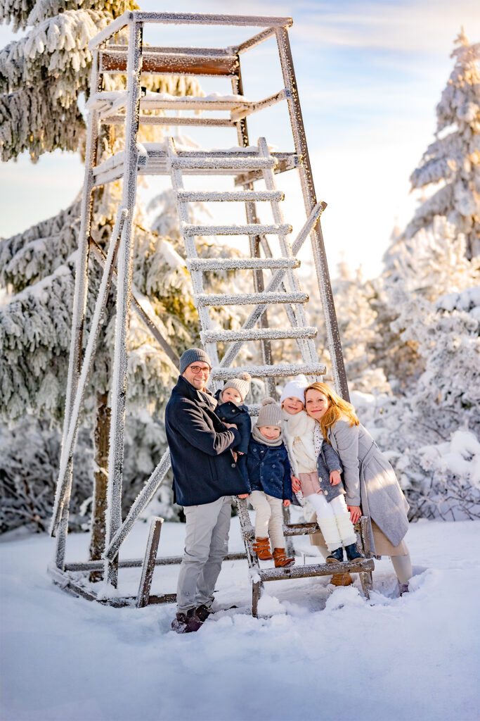 Familienfotoshooting im Schnee im Erzgebirge in Oberwiesenthal bei Inversionswetterlage – natürliche Familienmomente mit Kindern fotografiert von Simone Hertel Fotografie