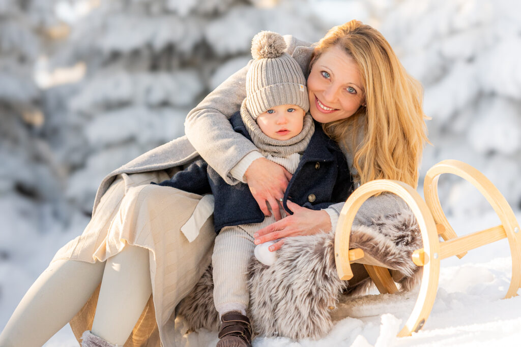 Winterliches Mutter-Kind-Fotoshootoing im Schnee im Erzgebirge in Oberwiesenthal – natürliche Familienmomente mit Kindern fotografiert von Simone Hertel Fotografie