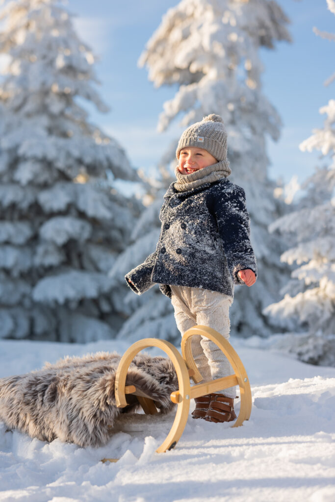 Winterliches Schneeshooting im Erzgebirge in Oberwiesenthal – natürliche Familienmomente mit Kindern fotografiert von Simone Hertel Fotografie