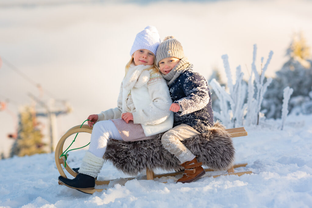 Winterliches Familienfotoshooting im Schnee im Erzgebirge in Oberwiesenthal bei Inversionswetterlage – natürliche Familienmomente mit Kindern fotografiert von Simone Hertel Fotografie