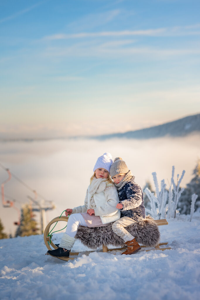 Winterliche Familienfotos im Schnee im Erzgebirge in Oberwiesenthal bei Inversionswetterlage – natürliche Familienmomente mit Kindern fotografiert von Simone Hertel Fotografie