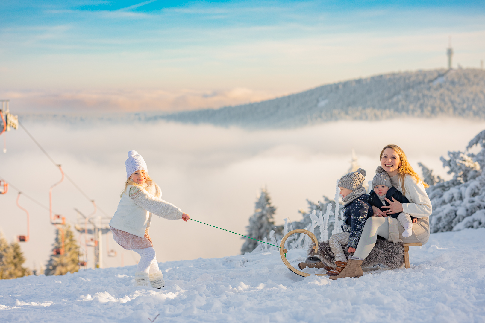 Schneeshooting im Erzgebirge bei Inversionswetterlage in Oberwiesenthal - natürliche Familienmomente fotografiert von Simone Hertel Fotografie