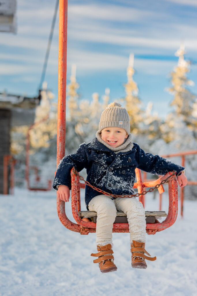 Familienshooting im Winter in verschneiter Kulisse in Oberwiesenthal mit Inversionswetterlage – mit Kindern fotografiert von Simone Hertel Fotografie