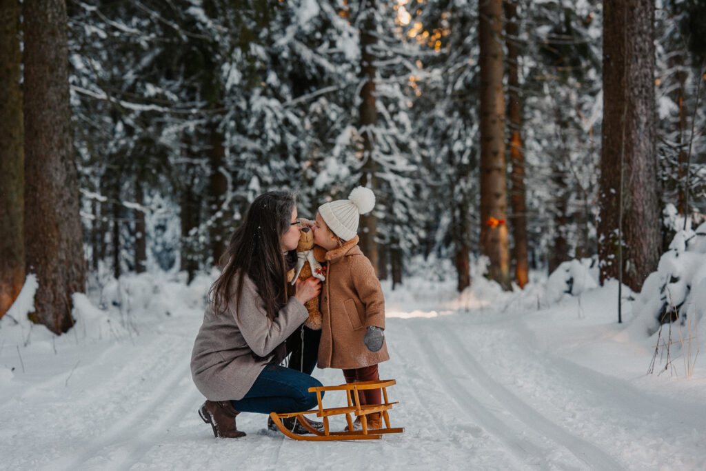 zauberhaftes Familienfotoshooting im Schnee im Erzgebirge in Geyer – natürliche Familienmomente mit Kindern fotografiert von Simone Hertel Fotografie