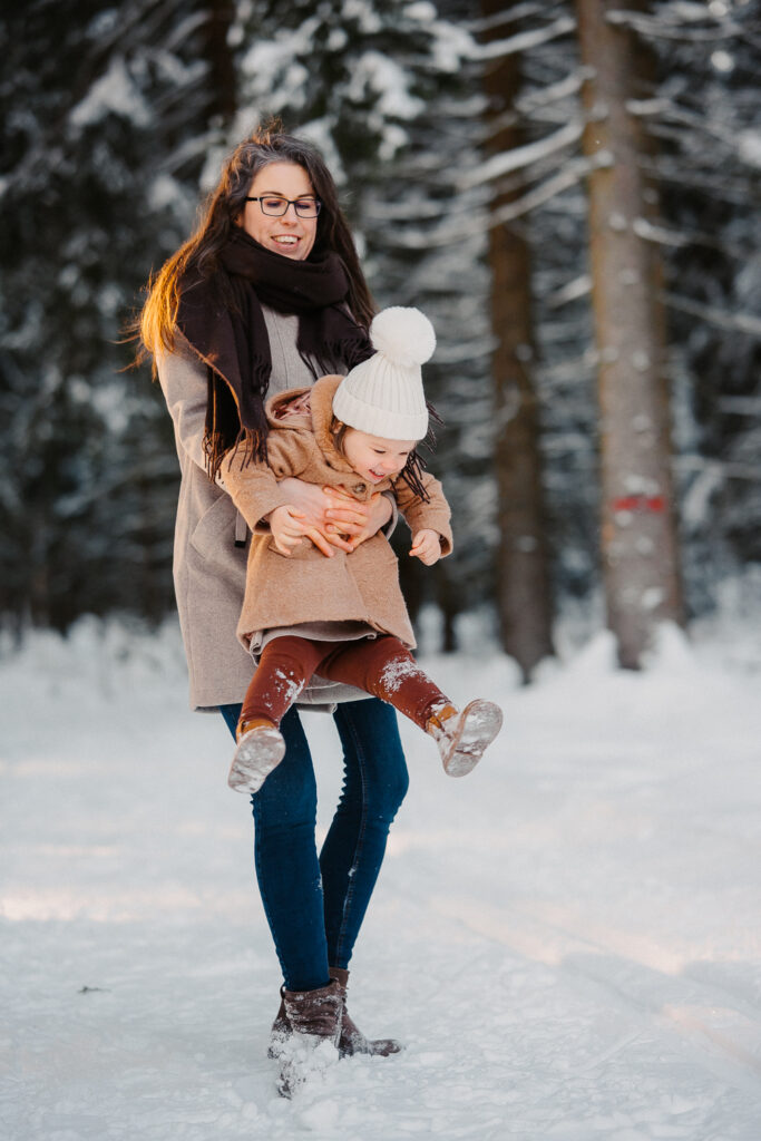 Winterfamilienfotos Fotoshooting in Geyer mit Simone Hertel Fotografie
