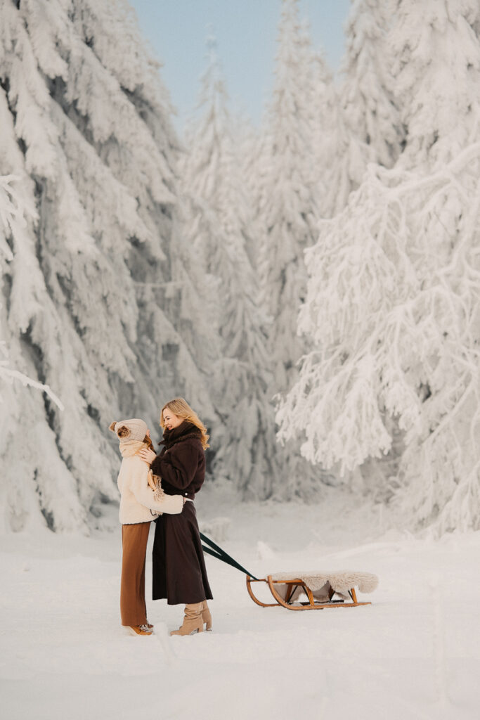 märchenhafte Winterfamilienfotos im Schnee im Erzgebirge in Oberwiesenthal – natürliche Familienmomente mit Kindern fotografiert von Simone Hertel Fotografie