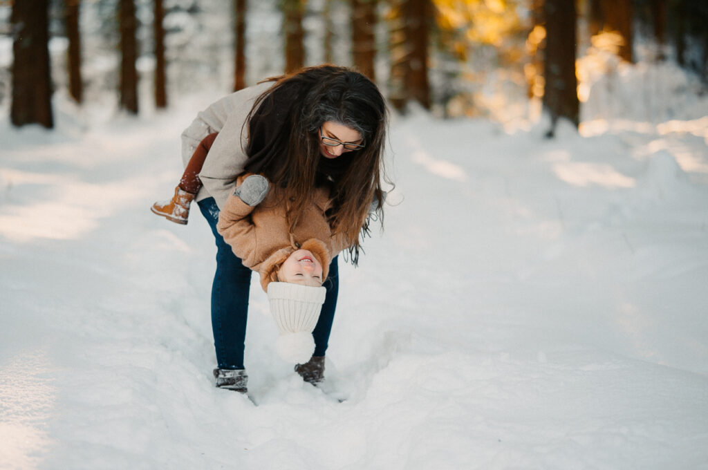 Schneeshooting in Geyer mit einer Familie fotografiert von Simone Hertel Fotografie