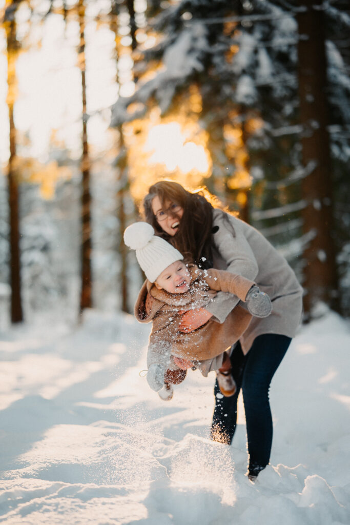 entspanntes Familienfotoshooting im Schnee im Erzgebirge in Geyer – natürliche Familienmomente mit Kindern fotografiert von Simone Hertel Fotografie