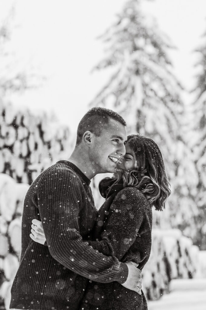 romantisches Pärchenshooting im Schnee in Geyer im Erzgebirge - fotografiert von Simone Hertel Fotografie