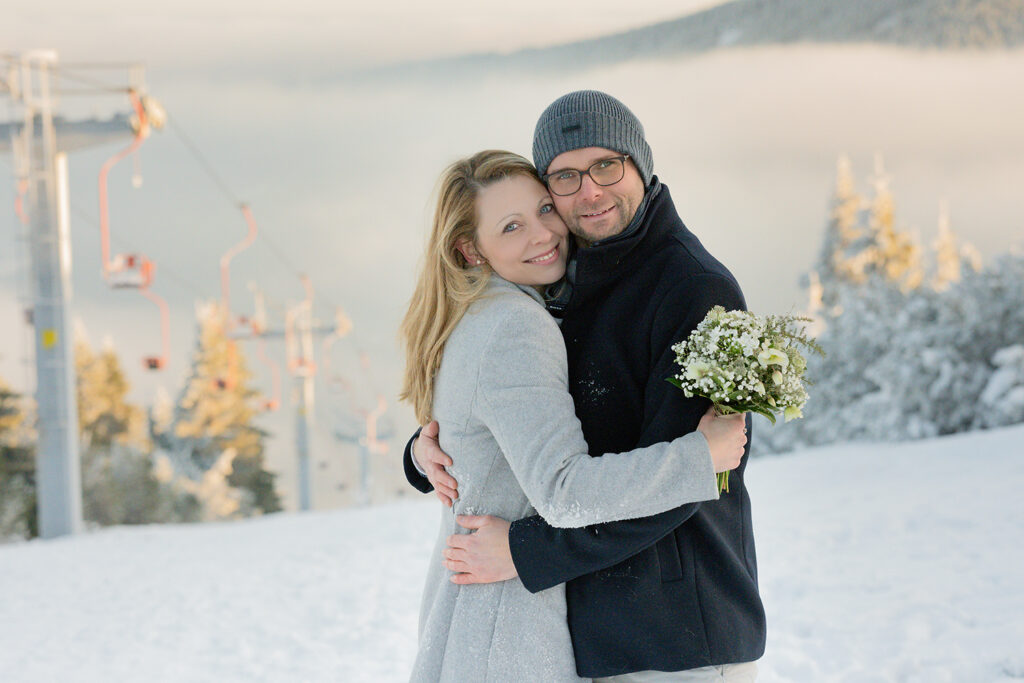 romantisches Paarshooting vor Traumkulisse und Inveresionswetterlage im Winter in verschneiter Kulisse in Oberwiesenthal – fotografiert von Simone Hertel Fotografie