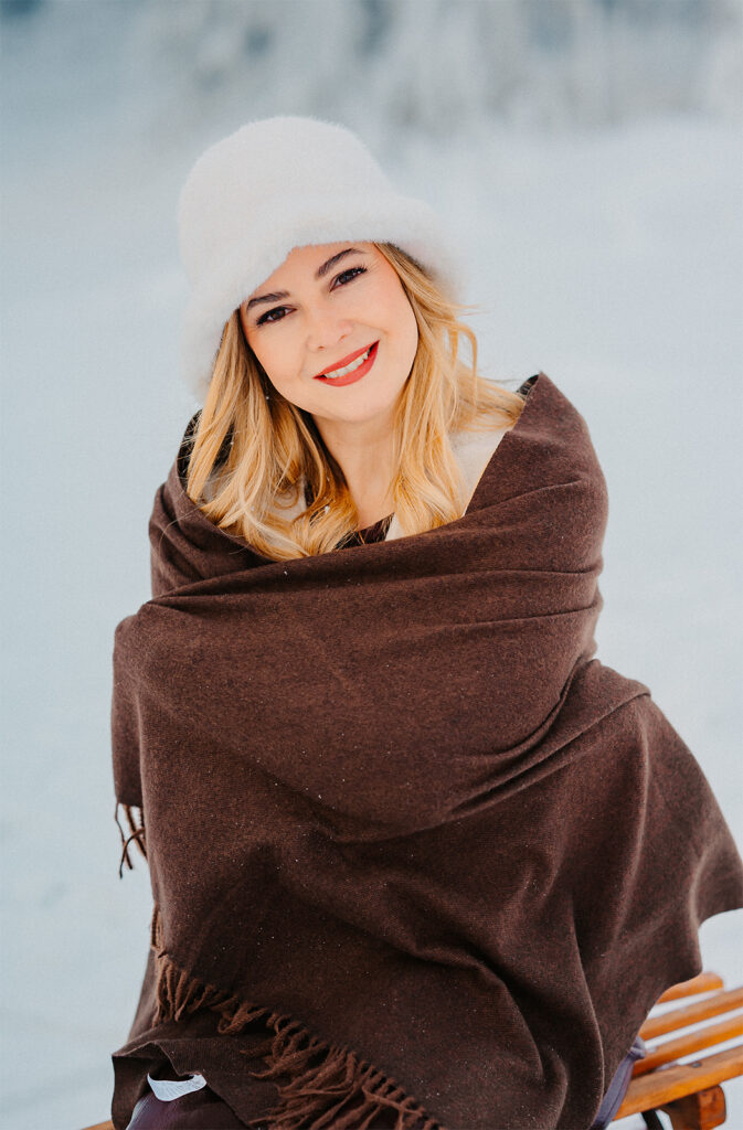 Märchenhaftes Frauenportraitshootinig im Schnee im Erzgebirge in Oberwiesenthal – natürliche Familienmomente mit Kindern fotografiert von Simone Hertel Fotografie